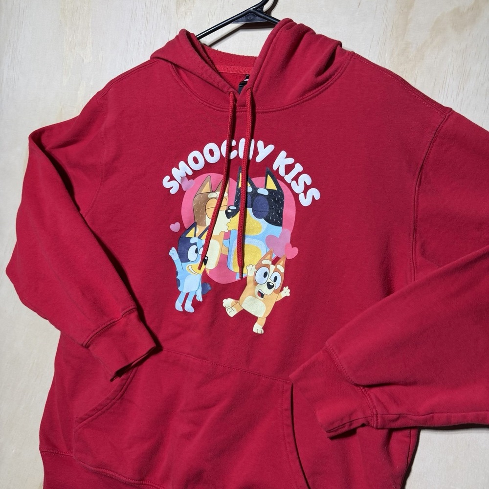 Bluey Adult Large Red Smoochy Kiss Hoodie Bandit Chilli Bingo Graphic Pullover - Picture 2 of 9